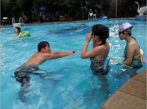 成人自学游泳搞笑视频,成人自学游泳的欢乐瞬间大揭秘-第2张图片-成人动漫3d无尽视频