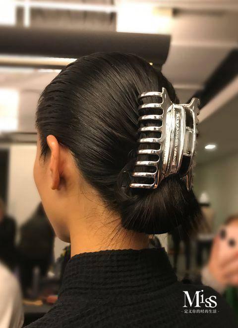 鲨鱼发夹成人教程视频,轻松打造时尚潮流发型-第3张图片-成人动漫3d无尽视频