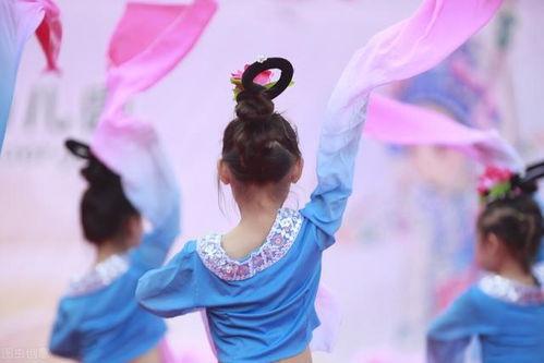 成人的6.1儿童节视频,成人视角下的童年回忆-第3张图片-成人动漫3d无尽视频